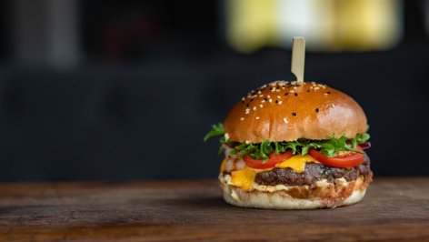 Hamburguesa libre por $ 9800: este bar temático ofrece una increíble propuesta con juegos y tragos